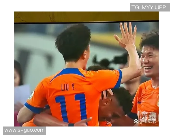 足球明星在绿茵场上挥洒激情瞬间高清图片展现他们的风采与技艺